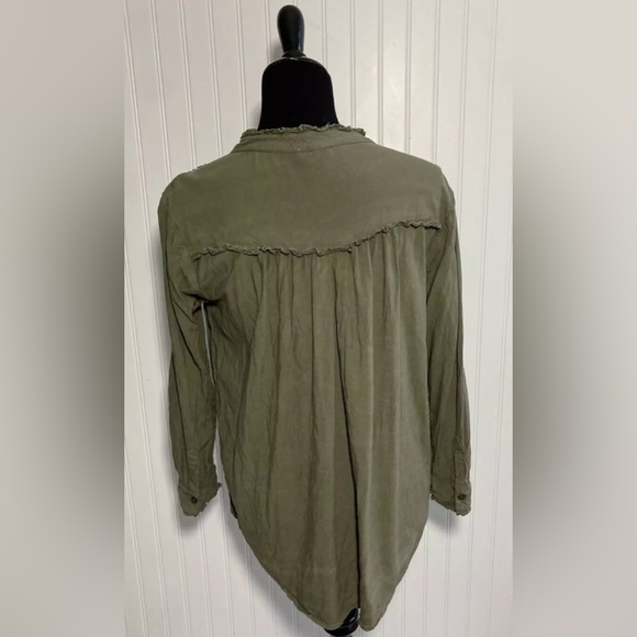 Sundance Womens Green Button Down Shirt with Ruffled Edge Size Medium Pockets - Picture 6 of 15